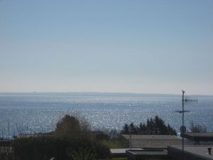 Hier sehen Sie einen Teil der Aussicht von der Terrasse aus. Sie lieben den direkten Kontakt zum Meer? Hier ist er. Geniessen Sie schöne Momente auf der Terrasse, tagsüber oder Nachts. Das Wechselspiel der Ausssicht fasziniert uns selber nach über 40 Jahren hier immer noch jeden Tag.