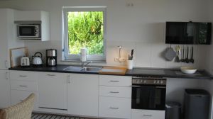Die offene neue Küche ist voll ausgestattet. Geschirrspüler, Herd mit Ofen, Mikrowelle, Kühl- und Gefrierschrank, Kaffeemaschine, Toaster, Wasserkocher und was man eben alles so braucht.