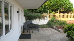 Die untere ebenfalls überdachte Terrasse zum Garten bieten Ihnen einen kompletten alteingewachsenen Sichtschutz zur Strasse und ist komplett für Hunde umzäunt.