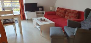 Wohnbereich mit Esstisch und Ausgang zum Süd-West-Balkon