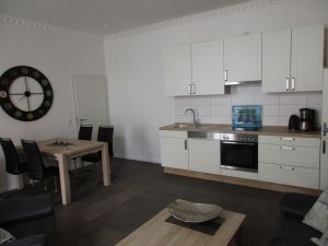 Küchenzeile mit Spülmaschine und Backofen