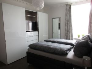 Schlafzimmer mit Flachbildschirm