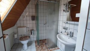 Die ebenerdige Dusche ermöglicht leichtes betreten der Dusche.