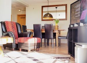 Für gemütliche Abende oder Tage mit Shietwetter steht Ihnen ein 129 cm großer Flachbildfernseher mit Smartfunktion sowie ein Radio, CD- und DVD-Spieler zur Verfügung. WLAN ist im ganzen Haus kostenfrei verfügbar.