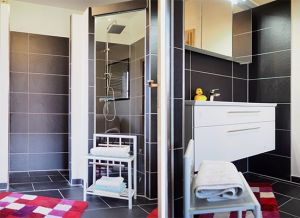 Das geräumige Badezimmer läßt Sie den Tag frisch beginnen oder herrlich entspannt ausklingen. Für Ihre persönlichen Dinge finden Sie genügend Abstellmöglichkeiten. Handtücher sind bei uns inklusive.
Neben einer bodentiefe, geräumigen Dusche mit Glaswand, finden sich hier ein WC, ein Pissoir, ein gemütlicher Sessel, Radio, Fön sowie eine Tritterhöhung für unsere kleinen Gäste. Das Bad ist gefliest und verfügt über ein großes Fenster.
