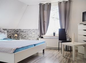 Neben dem modernen Doppelbett, zwei Nachtschränkchenen und -lampen, steht Ihnen in diesem Raum ein großer Kleiderschrank, eine Kommode, Sitzgelegenheiten und ein Flachbild-TV zur Verfügung. Für die kleinen Gäste steht hier ein Kinderbett bereit.
Auch dieser Raum ist mit Laminat-Boden und Teppichen ausgestattet. Der Raum ist mit den Vorhängen am Fenster gut abzudunkeln.