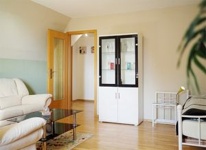 In den Wohn-/Schlafraum im Obergeschoss gelangen Sie direkt über die Treppe aus dem unteren Wohnraum.
Hier finden Sie ein bequemes Ecksofa mit Schlaffunktion für 2 Personen und einem Glastisch. Ein Einzelbett bietet Platz für eine weitere Person. Auch in diesem Wohnraum steht Ihnen ein Flachbild-TV (102 cm) mit DVD-Spieler zur Verfügung. Der Raum verfügt über ein Fenster, Parkettboden und Teppiche.
Durch diesen Raum gelangen Sie zu den beiden Schlafzimmern und das zweite Duschbad.