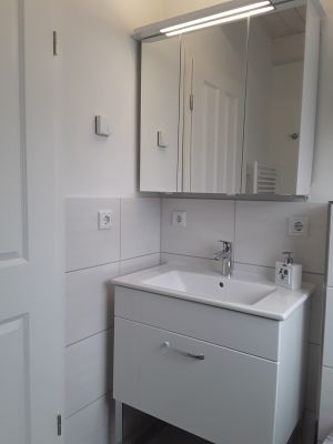 Großer Spiegelschrank. Auch ein Fön ist vorhanden