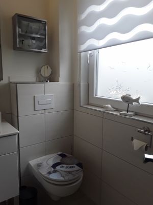 Schminkspiegel und Verbandskasten sind vorhanden