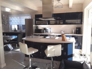 Die Küche ist mit Cerankochfeld, Abzugshaube, Kaffeemaschine, Wasserkocher, Backofen, Mikrowelle, Toaster, Kühlschrank, Gefrierschrank und vielen nützlichen Dingen ausgestattet