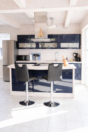 Die Küche ist mit Cerankochfeld, Abzugshaube, Kaffeemaschine, Wasserkocher, Backofen, Mikrowelle, Toaster, Kühlschrank, …
