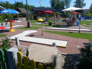 In nur 500 m Entfernung befinden sich Minigolfplatz und Fahrradvermietung