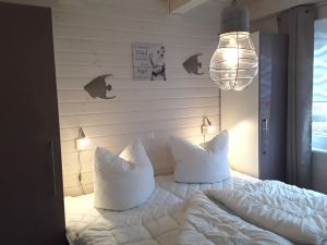 Schlafzimmer mit Boxspringbett in der Größe 1,80 m x 2,00 m. Dieses ist elektrisch in der Höhe sowie an Kopf- und Fußende verstellbar