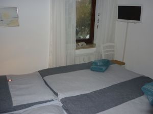 Großes Doppelbett mit Matrazen vom Testsieger Stiftung Warentest. TV, Verdunklungsrollo, großer Spiegel, Tresor, Teppichboden.