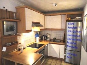Küche komplett mit großem Kühlschrank und Gefrierschrank, Spülmaschine, Ceranfeld und Backofen, Microwelle, Kaffeemaschine, Toaster, Eierkocher und vieles mehr.