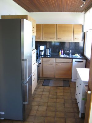 Hier ein Blick in die Küche, welche sich direkt am Wohnzimmer befindet. Ceranfeldherd mit Backofen, Geschirrspüler, Kühl- Gefrierkombi, Mikrowelle, Wasserkocher, Toaster, Kaffeemaschine und was man eben alles so braucht in einer Küche.
