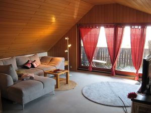 Große Kuschelcouch, TV, WC, Dachterrasse im Dachgeschoss