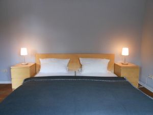 Dieses Schlafzimmer verfügt über ein großes Doppelbett (180 x 200), einen Kleiderschrank und liegt direkt rechts neben dem … Hausflur