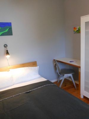 das zweite Schlafzimmer verfügt ebenfalls über ein Doppelbett (140 x 200), einen kleinen Schreibtisch und einen Kleiderschrank … mit Spiegeltür und liegt neben der Küche