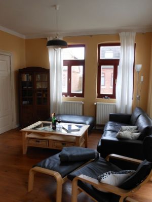 unser Wohnzimmer verfügt über eine Ledercouch, einen großen Ledersitz und einen Ledersessel mit Fußbänkchen