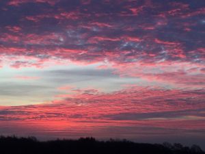 Der Sonnenaufgang ist im Winter besonders farbenfroh. Aufnahme vom Januar 2024, Ostseite.
