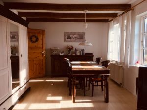 Essecke Der ca. 25 m2 große Wohnraum ist in Ess- und Couchecke aufgeteilt.