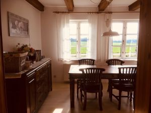Das Ferienhaus hat zur Ost- und Westseite einen unverbauten Blick in die Natur.