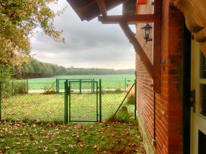 Zwischen Weg und Garten befindet sich eine große Schleuse, in der auch das Fahrzeug geparkt werden kann. Zaunhöhe ca. 1.30 Meter.