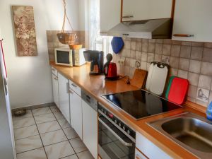 Küchenzeile mit modernen E-Geräten: Kühlschrank, Backofen und Ceranfeld, Spühlmaschine, Microwelle, Kaffeemaschine, Wasserkocher