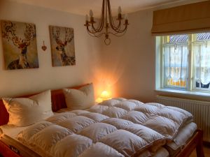 Das Bettgestell ist nicht in Einzelbetten teilbar. Matratzengröße 2 mal 90x200 cm. Verdunkelungsrollo vorhanden.