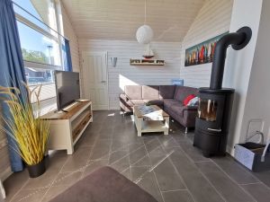 großer TV, DVD-Player, Spielsachen, Filme, Kaminofen