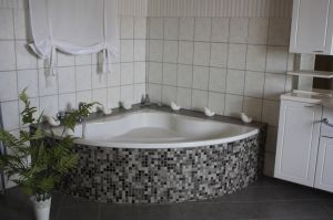 gemeinsam relaxen in der großen Eckbadewanne