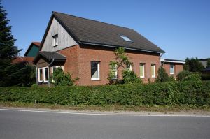 Straßenansicht mit Vorgarten