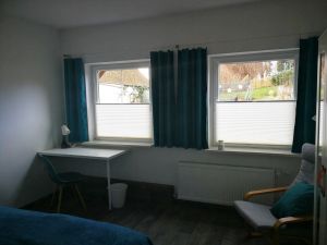 mit blickdichten Plissees, abdunkelnden Vorhängen, mit kleinem Schreibtisch und Leseecke;
