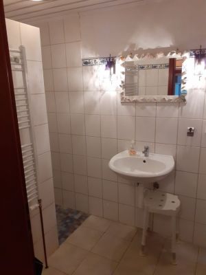ebenerdige Dusche mit Abluft,WC,Föhn,Duschhocker