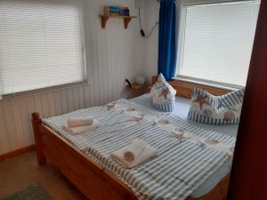 mit Doppelbett,Bett ist bezogen,verstellbar am Kopf/Fußende
linkes Fenster Dreh/Kippfenster