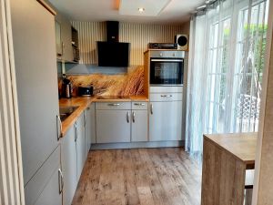 Küche EG, Geschirrspülmaschine, Einbauwaschmaschine, Herd, Backofen, große Kühl-Gefrierkombination, Mikrowelle, Kaffee- und … Padmaschine, Toaster, Wasserkocher