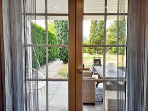 Blick aus der Küche in den vorderen Garten