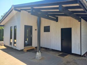 Waldspa mit
- Infrarotkabine
- finnischer Sauna, große Auswahl an Aufgüssen
- Shiatsu- Massagematratze
- Wellnessliegen
- Schrankbett für Entspannung
- Bluetooth-Boxen für Ihre Lieblingsmusik
- Infrarotheizung
- CD-Radio mit Wellnessmusik
- Schaukelsessel auf angrenzender Terrasse
- Schlauchdusche im Garten