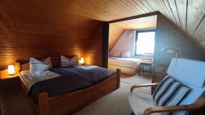 Schlafzimmer in der 1. Etage
Bitte beachten Sie, das die Räume nur durch eine Falttür getrennt sind. Besonders geeignet für Familie mit 1 Kind oder "getrennt Schläfer".
