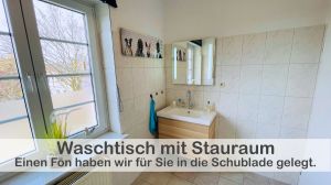 In unserem Badezimmer erwartet Sie ein Waschtisch mit großem Unterschrank, der ausreichend Platz für Ihre persönlichen Pflegeprodukte bietet. Hier finden Sie auch einen Fön, mit dem Sie Ihre Haare bequem trocknen und stylen können.