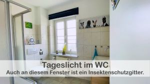 In unserem Haus erwartet Sie ein geräumiges Bad mit viel Tageslicht. Durch die großen Fenster wird das Bad tagsüber von natürlichem Licht durchflutet und sorgt für eine angenehme Atmosphäre.