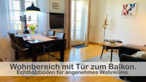 Erleben Sie die Schönheit der Natur und genießen Sie den atemberaubenden Blick auf dem Balkon, den Sie direkt vom hellen Wohnbereich aus erreichen können. Der Balkon bietet Platz zum Entspannen und Sie können die umliegende Landschaft bewundern.