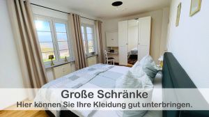Wir haben in unserer Ferienwohnung auch an die Bedürfnisse von Geschäftsreisenden und Personen, die im Homeoffice arbeiten, gedacht. In unserem Schlafzimmer haben wir Ihnen einen Büroarbeitsplatz eingerichtet, da können Sie sich zurück ziehen.