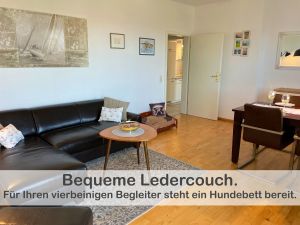 In unserer Ferienwohnung im Gutshaus heißen wir nicht nur Menschen, sondern auch Vierbeiner herzlich willkommen. Deshalb haben wir ein gemütliches Hundebett im Wohnzimmer eingerichtet, damit sich auch Ihr pelziger Begleiter wie zu Hause fühlen kann.