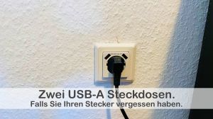 Ladegerät vergessen? An der Couch sind zwei USB A Anschlüsse in der Steckdose.