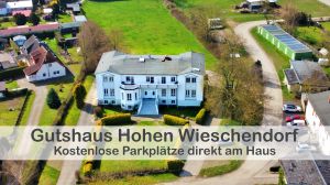 Wir bieten Ihnen kostenlose Parkmöglichkeiten direkt an unserem Gutshaus. Sie finden ausreichend Parkplätze rechts und links an der Einfahrt. Am Gutshaus stehen zwei Fahrradständer zur Verfügung, an denen Sie Ihr Fahrrad sicher abstellen können.