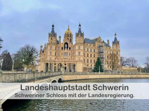 Schweriner Schloss Das Schweriner Schloss, das Wahrzeichen der Landeshauptstadt Schwerin, ist ein majestätisches Schloss auf einer Insel im Schweriner See. Die Stadt Schwerin selbst bietet auch eine charmante Altstadt mit vielen Restaurants, Cafés und Geschäften.