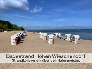 Entspannen Sie am malerischen Badestrand an der Marina Hohen Wieschendorf und genießen Sie das kristallklare Wasser der Ostsee. Der Strand ist breit und sauber und bietet ausreichend Platz zum Sonnenbaden, Schwimmen und Spielen.
