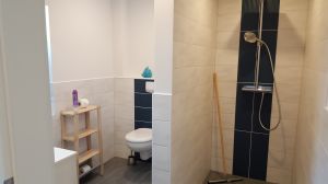 Große Dusche ebenerdig 100 x 140 cm mit Regendusche und Handbrause